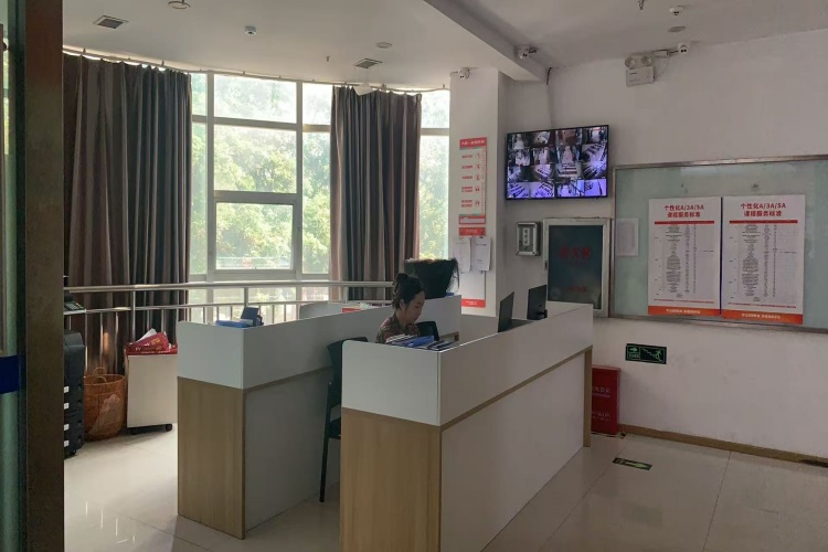 洛阳彩虹教育前台