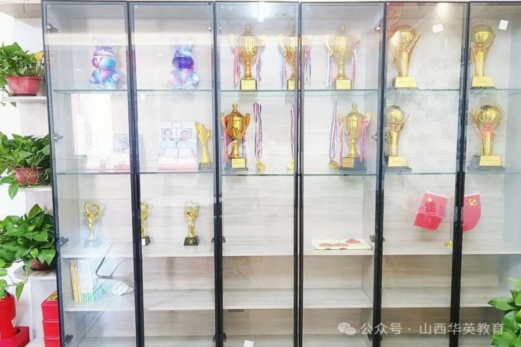 山西华英教育荣誉墙