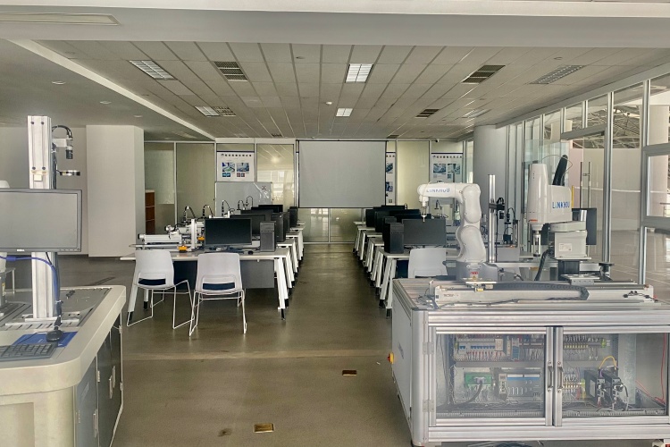 苏州因思拜尔教育工业机器人实训室